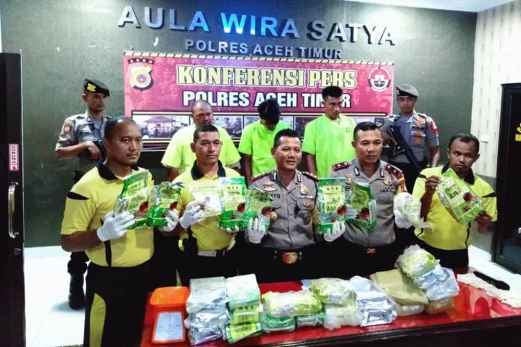 Polisi menggelar penangkapan tiga tersangka dalam kasus sabu-sabu dan 28 kilogram di Mapolres Aceh Timur, Jumat (8/3/2019)