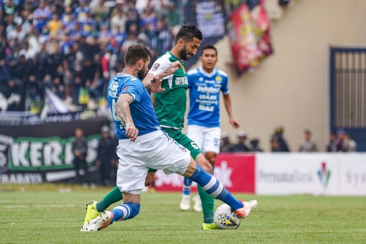 Gelandang Persebaya Surabaya, Manuchekhr Dzhalilov mendapat pengawalan ketat dari bek Persib Bandung, Bojan Malisic, pada laga penyisihan Grup A Piala Presiden 2019 di Stadion Si Jalak Harupat, Bandung, Kamis (7/3/2019). 