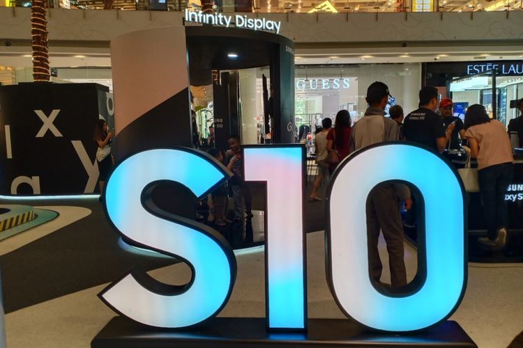 Penjualan perdana Samsung Galaxy S10 di Jakarta, Jumat (8/3/2019).