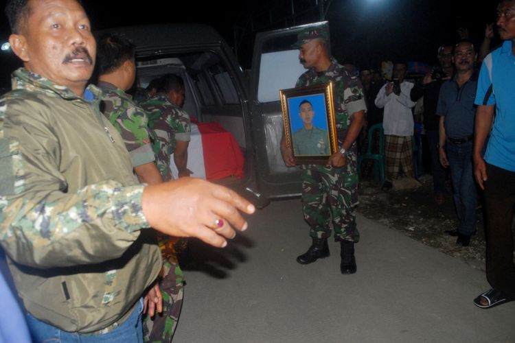 ?Jenazah anggota Kopassus, Serda Siswanto Bayu Aji (24) tiba di rumah duka di Desa Mojorebo, Kecamatan Wirosari, Kabupaten Grobogan, Jateng, Jumat (8/3/2019) malam.