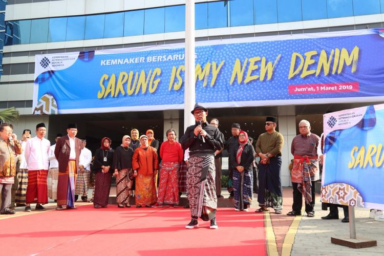 Membudayakan kembali memakai sarung sebagai jati diri bangsa.