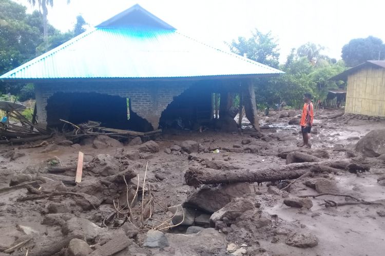 Rumah warga yang dihantam banjir di Kecamatan Lewolema, Flores, NTT, Jumat (8/3/2019). 