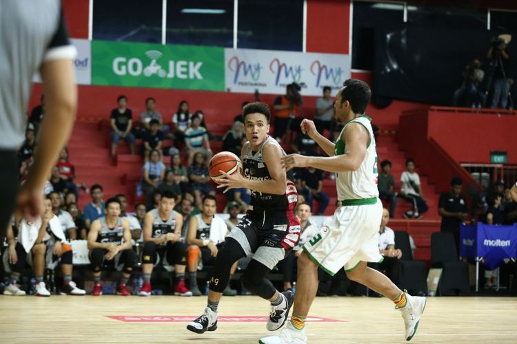 Stapac Jakarta saat melawan Pacific Caesar Surabaya pada laga semifinal kedua IBL Pertamax 2018-2019, di Gelanggang Mahasiswa Soemantri Brodjonegoro, Jakarta, Sabtu (9/3/2019).