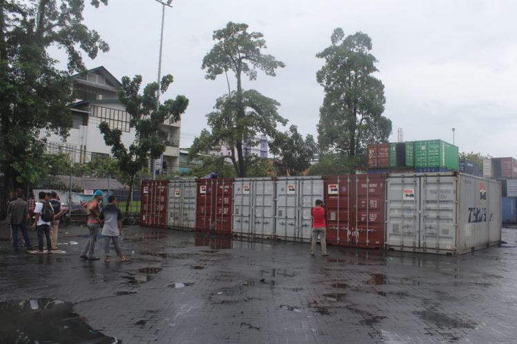 Surat suara untuk pemilu legislatif tiba di Pelabuhan Ambon dan mulai dibongkar buruh pelabuhan, Minggu (10/3/2019). Pembongkaran logistik pemilu di pelabuhan Ambon ini ikut dijaga sejumlah personel kepolisian 