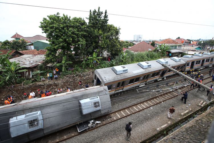 Kereta Api 1722 jurusan Jatinegara menuju Bogor anjlok saat melintas di antara Stasiun Cilebut dan Bogor, Minggu (10/3/2019). Akibatnya, enam orang mengalami luka-luka dan sejumlah perjalanan KRL lintas Jakarta Kota-Bogor terganggu.