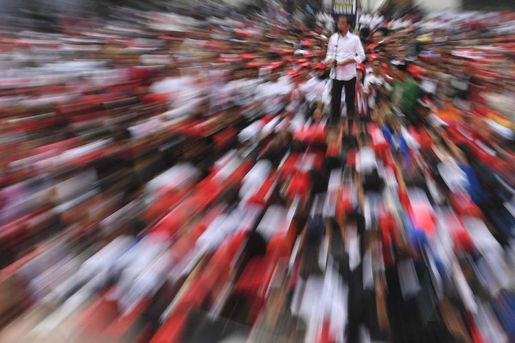 Calon Presiden Joko Widodo (tengah) berorasi saat menghadiri deklarasi Alumni Jabar Ngahiji di Monumen Perjuangan Kota Bandung, Jawa Barat, Minggu (10/3/2019). Deklarasi untuk mendukung capres nomor urut 01 itu mengangkat tema ayo bung satu kembali.