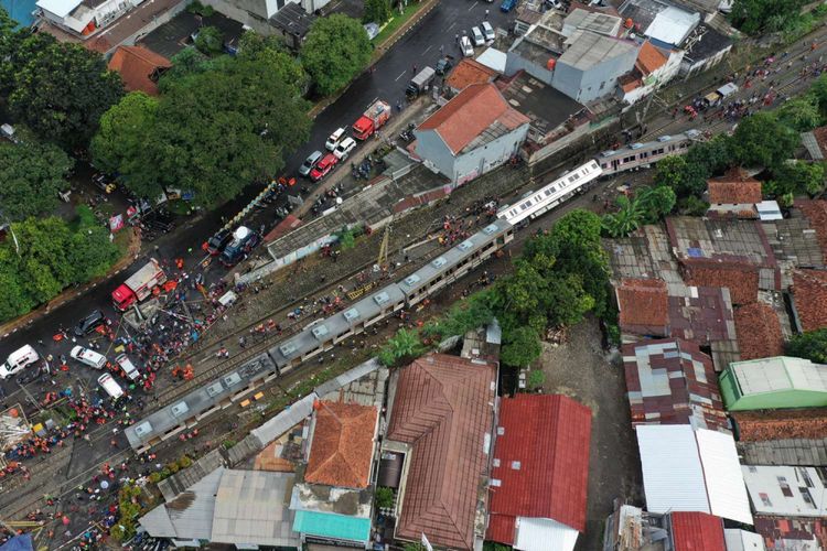 Foto udara kondisi KRL Commuter Line 1722 yang anjlok di pintu perlintasan Kebon Pedes, Tanah Sareal, Kota Bogor, Jawa Barat, Minggu (10/3/2019).