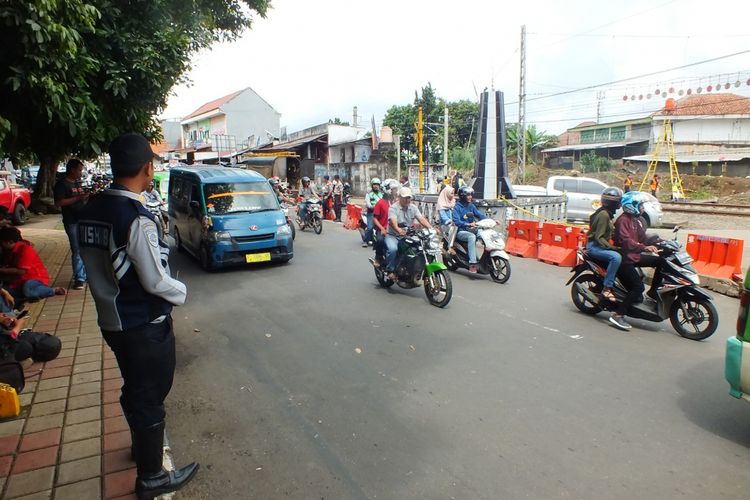 Petugas Dishub Kota Bogor sedang mengatur arus lalu lintas di sekitar lokasi anjloknya KRL commuter line Jakarta-Bogor di perlintasan rel Kebon Pedes, Kota Bogor, Senin (11/3/2019).