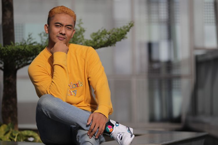 Rizky Firdaus Wijaksana atau yang akrab disapa Uus berpose seusai media visit ke kantor redaksi Kompas.com, Palmerah, Jakarta, Senin (11/3/2019). Uus sedang melakukan promo untuk event Local Stand Up yang akan digelar pada 15-16 Maret di Kuningan City Ballroom.