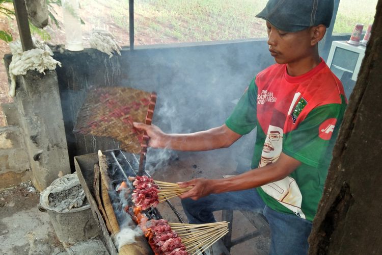 Pengolahan di warung sate Lowayu, sebelum sate kambing dihidangkan kepada para pengunjung.