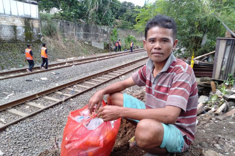 Saksi kecelakaan KRL Bogor, Darsono saat memberikan keterangan di samping rel kereta api kawasan Kebon Pedes, Bogor