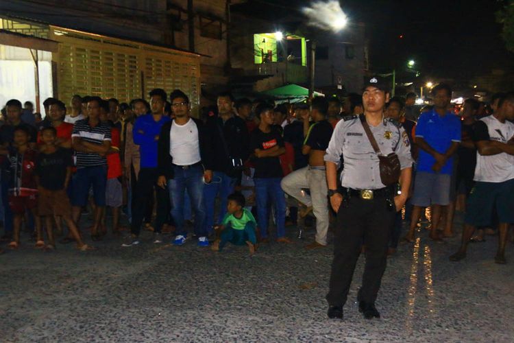 Warga menyaksikan lokasi terjadinya ledakan yang diduga bom saat penggerebekan terduga teroris di kawasan Jalan KH Ahmad Dahlan, Pancuran Bambu, Sibolga Sambas, Kota Siboga, Sumatera Utara, Selasa (12/3/2019). Ledakan diduga terkait pengangkapan terduga pelaku terorisme berinisial Hu alias AH di Sibolga, Sumut oleh Densus 88 Mabes Polri. 