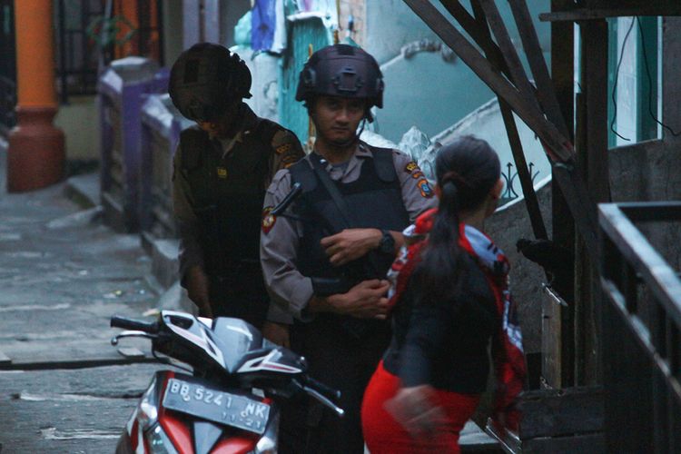 Petugas kepolisian berjaga di lokasi terjadinya ledakan yang diduga bom di kawasan Jalan KH Ahmad Dahlan, Pancuran Bambu, Sibolga Sambas, Kota Siboga, Sumatera Utara, Selasa (12/3/2019). Ledakan diduga terkait penangkapan terduga pelaku terorisme berinisial Hu alias AH di Sibolga, Sumut oleh Densus 88 Mabes Polri. 