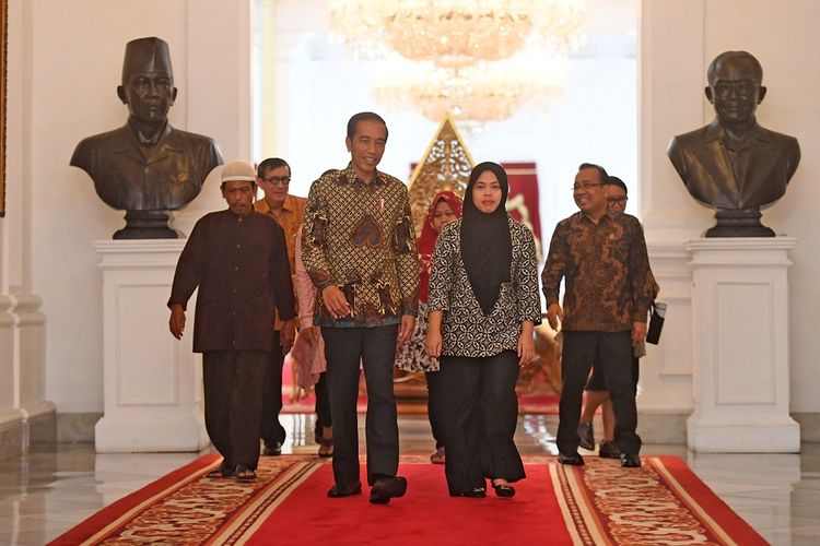 Presiden Joko Widodo (kedua kiri) berjalan bersama WNI yang terbebas dari dakwaan pembunuhan Kim Jong Nam di Malaysia, Siti Aisyah (kedua kanan) saat pertemuan di Istana Merdeka, Jakarta, Selasa (12/3/2019). ANTARA FOTO/Akbar Nugroho Gumay/ama.