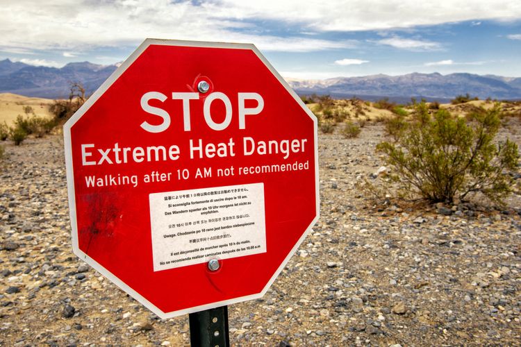 Papan peringatan mengenai panas ekstrem di Death Valley