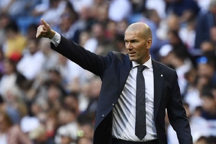 Zinedine Zidane memberi instruksi kepada anak-anak asuhnya pada pertandingan Real Madrid vs Celta Vigo dalam lanjutan La Liga Spanyol di Stadion Santiago Bernabeu, 16 Maret 2019.