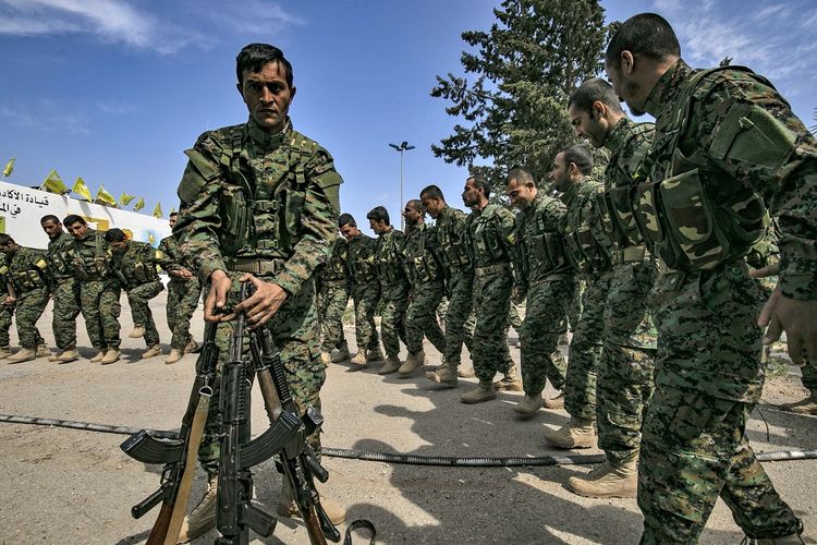 Anggota Pasukan Demokratik Suriah (SDF) berkumpul sembari bernyanyi dan menari di ladang minyak Al Omar untuk merayakan kemenangan atas Negara Islam Irak dan Suriah (ISIS) pada Sabtu (23/3/2019).