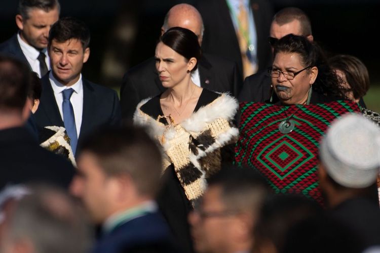 Perdana Menteri Selandia Baru dengan mengenakan kakahu (jubah tradisional Maori) datang ke tempat upacara peringatan dua pekan penembakan masjid di Hagley Park, Christchurch, Jumat (29/3/2019). Peringatan itu dilakukan untuk mengenang 50 jemaah yang tewas ketika teroris menyerang Masjid Al Noor dan Linwood 15 Maret 2019.