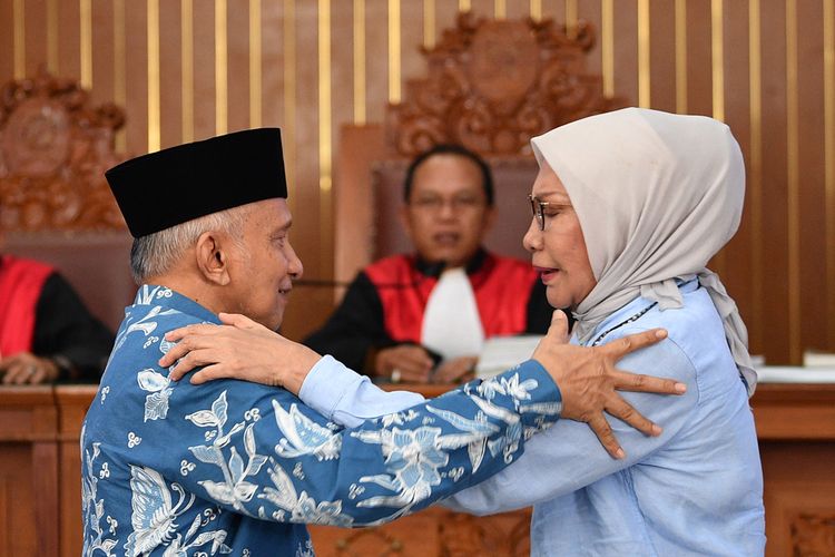 Ketua Dewan Kehormatan PAN Amien Rais (kiri) selaku saksi berbincang dengan terdakwa kasus dugaan penyebaran berita bohong atau hoaks Ratna Sarumpaet dalam sidang lanjutan di PN Jakarta Selatan, Jakarta, Kamis (4/4/2019). Sidang tersebut beragendakan mendengarkan keterangan dari empat orang saksi salah satunya yaitu Amien Rais. 