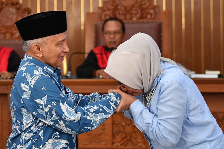 Terdakwa penyebaran berita bohong Ratna Sarumpaet (kanan) mencium tangan Ketua Dewan Kehormatan PAN Amien Rais (kiri) dalam sidang lanjutan di PN Jakarta Selatan, Jakarta, Kamis (4/4/2019).  Sidang tersebut beragendakan mendengarkan keterangan empat orang saksi salah satunya Amien Rais. 