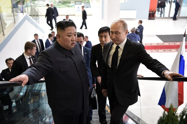 Presiden Rusia Vladimir Putin dan Pemimpin Korea Utara Kim Jong Un di Universitas Federal Timur Jauh Vladivostok Kamis (25/4/2019).