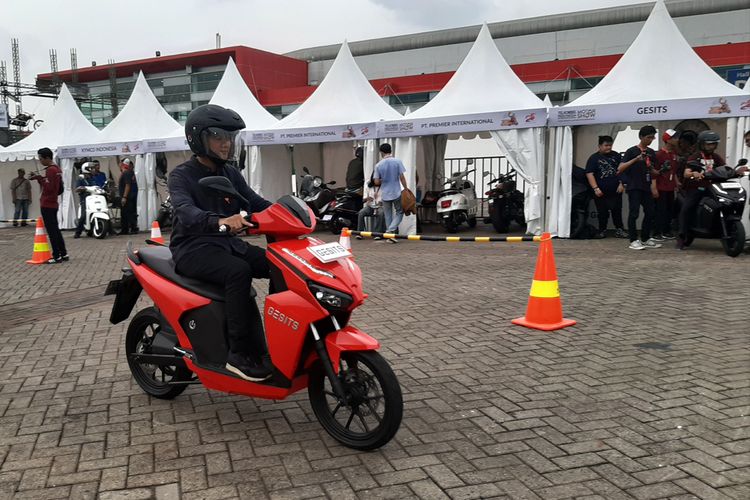 Test ride skuter listrik Gesits di Telkomsel IIMS 2019