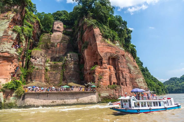 Patung Buddha raksasa di China bernama Buddha Leshan . (Dok. Travel Wire Asia)