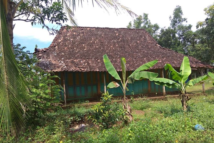 Bukan warga Desa Dadapan Kabupaten Ngawi membuat pemerintah desa belum bisa membantu merehab rumah Mbah Kasmi penderita lumpuh lkarena stroke yang sudah reyot dan hampir roboh. 