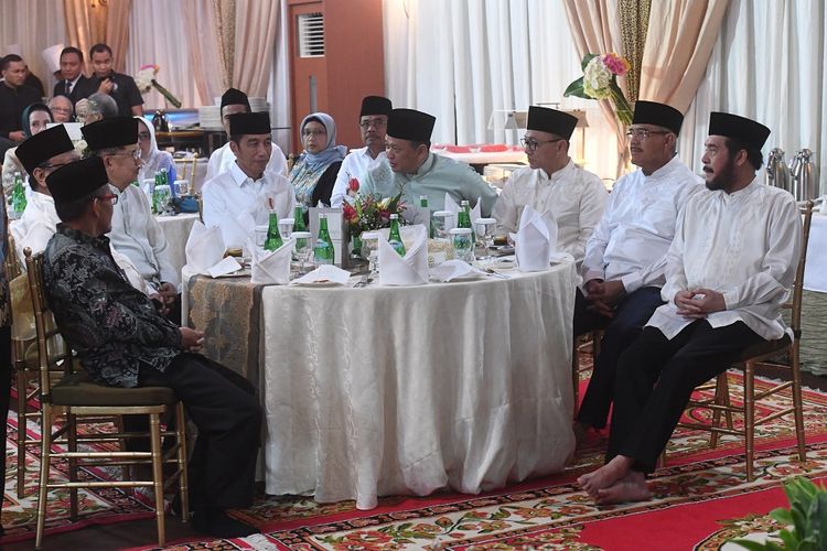 Presiden Joko Widodo (keempat kiri) didampingi Wakil Presiden Jusuf Kalla (ketiga kiri) bersiap untuk berbuka puasa bersama dengan pimpinan lembaga tinggi negara di Rumah Dinas Ketua DPR, Jakarta, Senin (13/5/2019). ANTARA FOTO/Akbar Nugroho Gumay/ama.