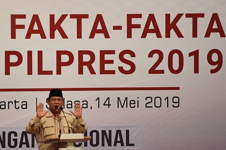 Calon Presiden nomor urut 02 Prabowo Subianto memberikan sambutan dalam acara Mengungkap Fakta-Fakta Kecurangan Pilpres 2019 di Jakarta, Selasa (14/5/2019). ANTARA FOTO/Sigid Kurniawan/pd.