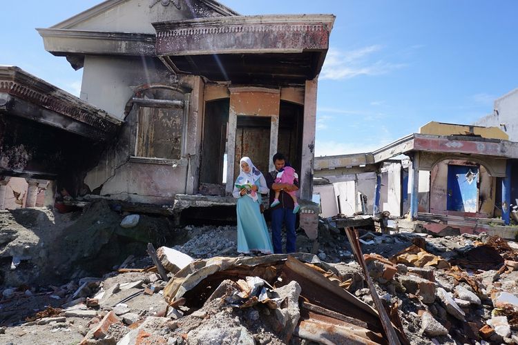 Warga berdoa di tempat hilangnya anggota keluarga mereka di lokasi bekas terdampak likuefaksi di Kelurahan Balaroa, Palu, Sulawesi Tengah, Rabu (5/6/2019). Usai melaksanakan shalat Idul Fitri, umat muslim korban bencana mendatangi lokasi permukiman penduduk yang hancur akibat gempa dan likuefaksi tersebut untuk mengenang dan mendoakan keluarga mereka yang meninggal dunia atau dinyatakan hilang dalam peristiwa tersebut. ANTARA FOTO/Mohamad Hamzah/hp.                               