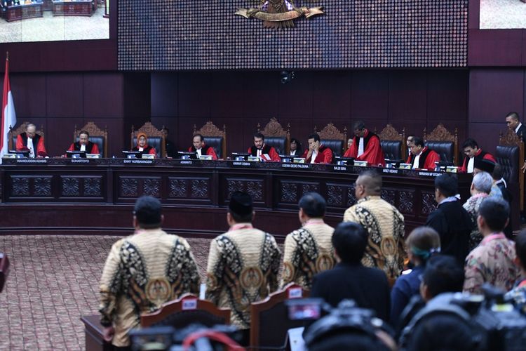 Suasana sidang Perselisihan Hasil Pemilihan Umum (PHPU)  Presiden dan Wakil Presiden 2019 di Gedung Mahkamah Konstitusi, Jakarta, Kamis (27/6/2019). Sidang tersebut beragendakan pembacaan putusan oleh majelis hakim MK. ANTARA FOTO/Hafidz Mubarak/foc.