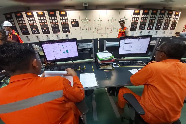 Petugas PLN Unit Induk Distribusi Bali tengah memantau kondisi pasokan listrik di ruang monitor, Rabu (26/6/2019