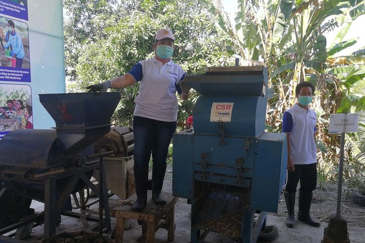 Petugas di Tempat Olah Sampah Setempat (TOSS) Werdhi Guna menunjukkan proses pengolahan sampah, Kamis (27/6/2019).