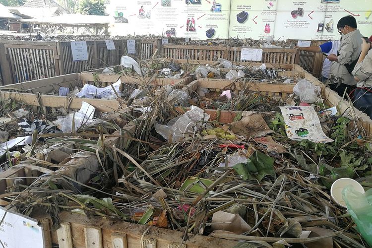 Sampah yang sebagian besar sampah organik siap diolah menjadi pelet di TOSS Werdhi Guna, Desa Gunaksa, Klungkung Bali