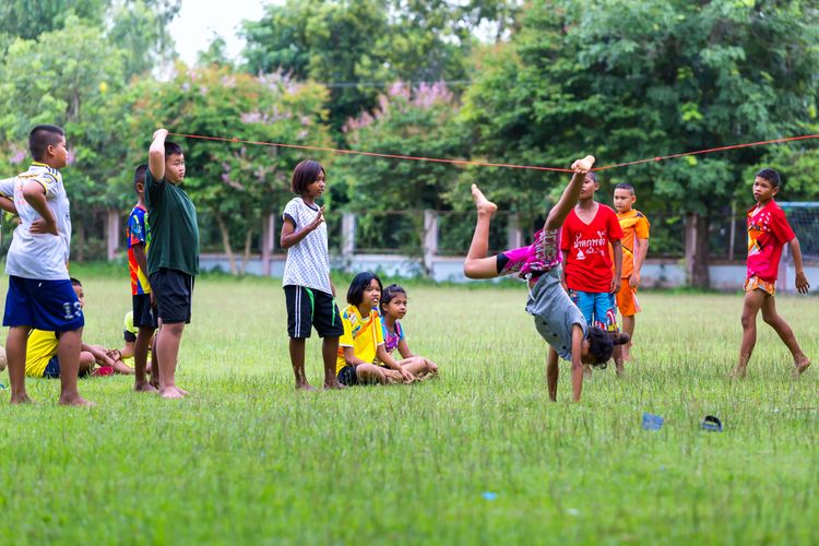 ilustrasi peringatan Hari Anak: Anak-anak bermain lompat tali dari karet gelang