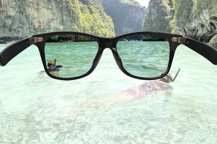 Ilustrasi kacamata hitam polarized