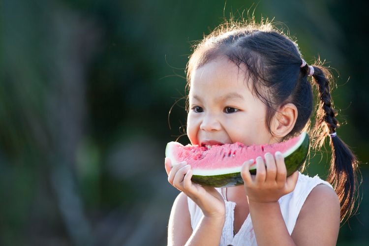 Ilustrasi anak makan buah semangka