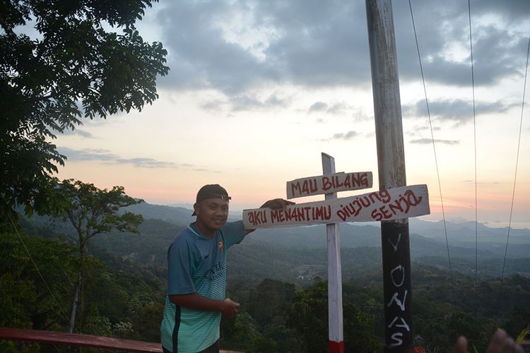 Wisatawan Nusantara sedang menikmati senja di Puncak Watu Api Melo, Desa Liang Ndara, Kecamatan Mbeliling, Kab. Manggarai Barat, Flores, NTT, Kamis, (25/7/2019). Puncak Watu Api merupakan salah satu spot terbaik menyaksikan matahari terbenam di pinggir jalan Transflores Ruteng-Labuan Bajo. (KOMPAS.com/MARKUS MAKUR)