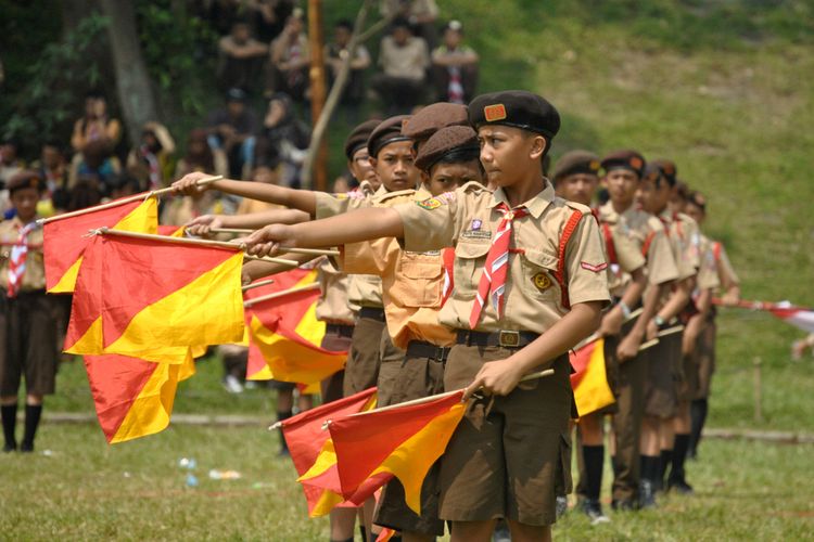 Ilustrasi anggota pramuka mempraktikkan kode Semaphore 