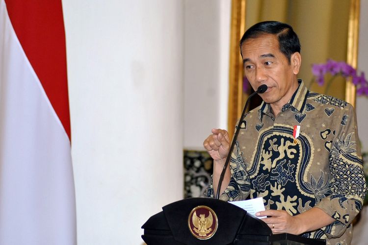 Presiden Joko Widodo memberikan keterangan kepada awak media di Istana Kepresidenan Bogor, Jawa Barat, Kamis (22/8/2019). Presiden memberikan keterangan soal Papua bahwa situasi saat ini berlangsung normal dan permintaan maaf sudah dilakukan sebagai bentuk saling menghargai antara saudara, sebangsa dan setanah air. ANTARA FOTO/Arif Firmansyah/pd