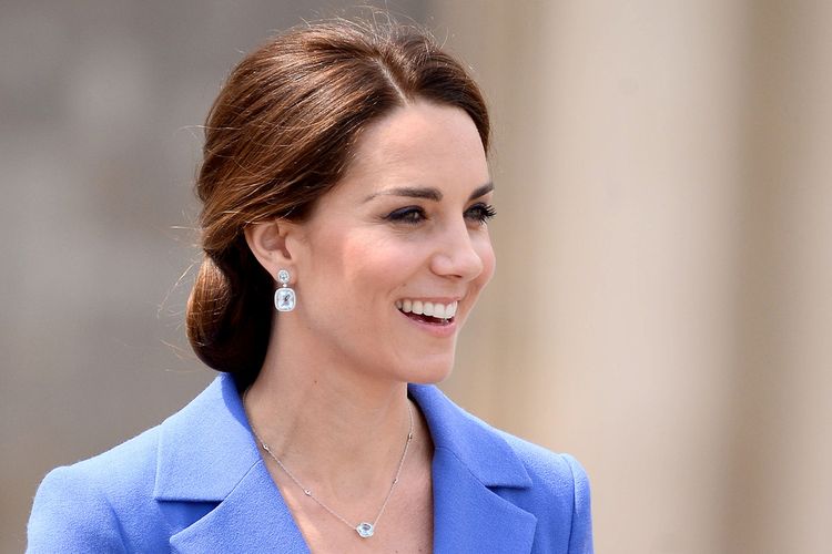 Kate Middleton tampil sederhana dengan sepasang anting dan kalung.