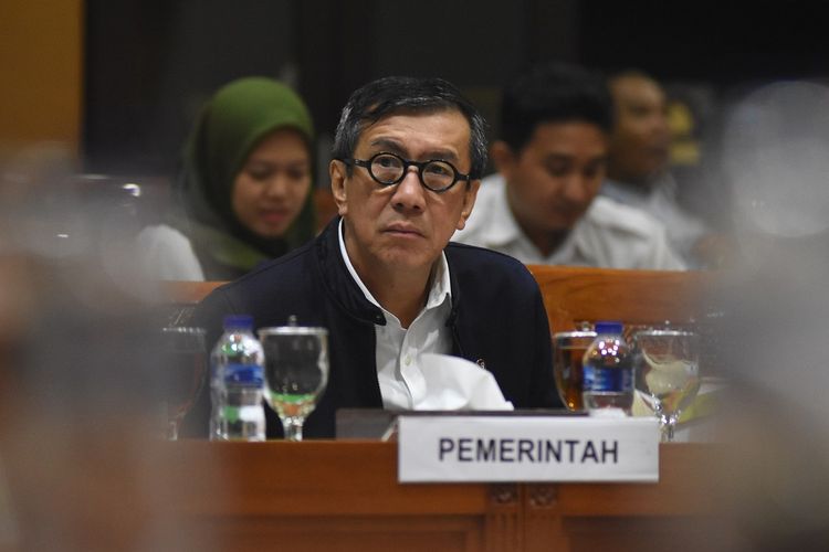 Menteri Hukum dan HAM Yasonna Laoly mengikuti Rapat Kerja dengan Komisi III DPR di Kompleks Parlemen, Senayan, Jakarta, Selasa (17/9/2019). Rapat kerja membahas pengambilan keputusan tingkat satu mengenai RUU Pemasyarakatan yang direvisi dari UU Nomor 12 Tahun 1995. ANTARA FOTO/Indrianto Eko Suwarso/ama.