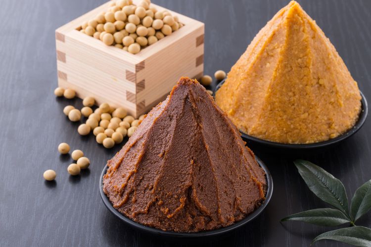 Miso berstatus halal walau menghasilkan produk sampingan alkohol. Miso adalah pasta setengah padat terbuat dari kacang kedelai yang dicampur, difermentasi, dan dimatangkan dengan kacang kedelai dan/atau biji-bijian yang dibudidayakan dengan jamur koji dan garam.