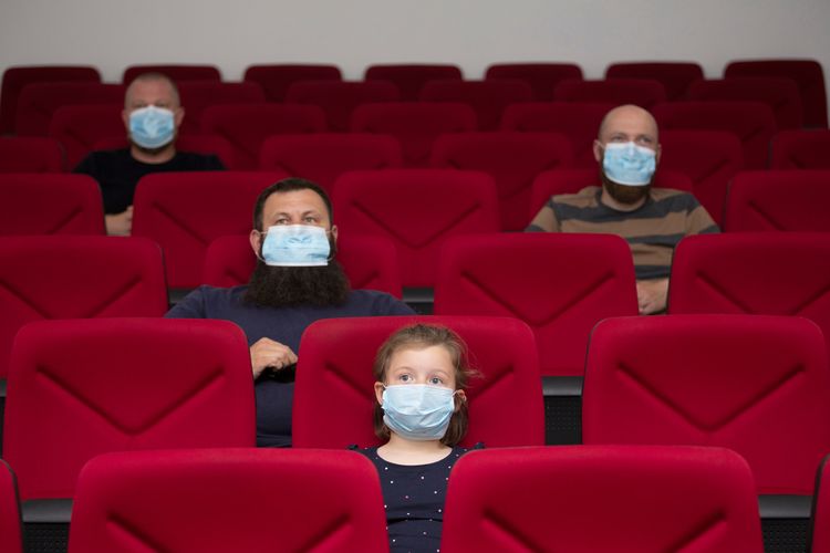 Ilustrasi menonton film di bioskop di tengah pandemi virus corona. Sesuai protokol kesehatan di bioskop aturan menjaga jarak diterapkan untuk menghindari potensi penularan Covid-19.
