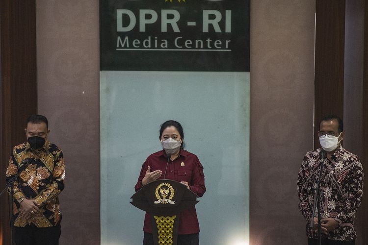 Ketua DPR Puan Maharani (tengah) didampingi Wakil Ketua DPR Sufmi Dasco Ahmad (kiri), dan Mensesneg Pratikno (kanan) memberikan keterangan pers terkait Surpres Presiden Joko Widodo di Media Center DPR, Kompleks Parlemen, Senayan, Jakarta, Rabu (29/9/2021). DPR telah menerima Surat Presiden (Surpres) tentang Rancangan Undang-Undang Ibu Kota Negara (RUU IKN) dari Presiden Joko Widodo. ANTARA FOTO/Aprillio Akbar/foc.