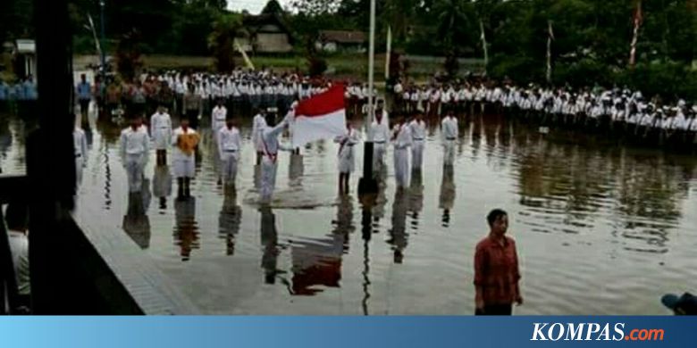 Hasil gambar untuk <a href='https://pontianak.tribunnews.com/tag/pengibaran-bendera-merah-putih' title='pengibaran bendera merah putih'>pengibaran bendera merah putih</a> kondisi banjir