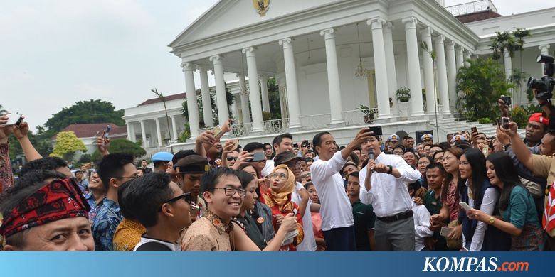 Ketika Jokowi "Wefie" dengan Peserta Peringatan Sumpah 