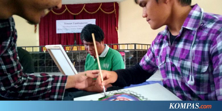 Ketika Penyandang Tunanetra Melukis di Atas Kanvas...