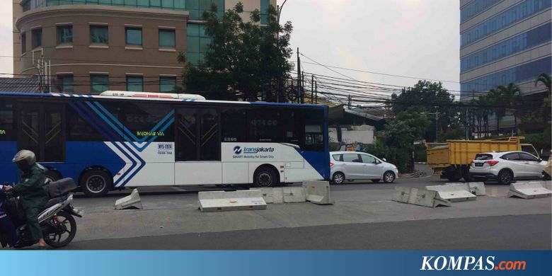 Warga Bongkar Paksa Pembatas yang Tutup Simpang Duren Tiga